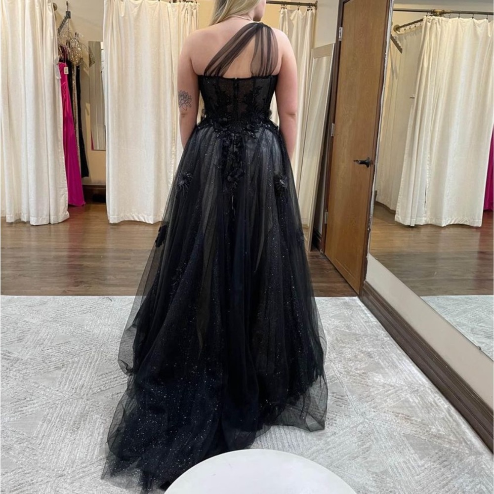 Gorgeous *New with Tags* Prom dress